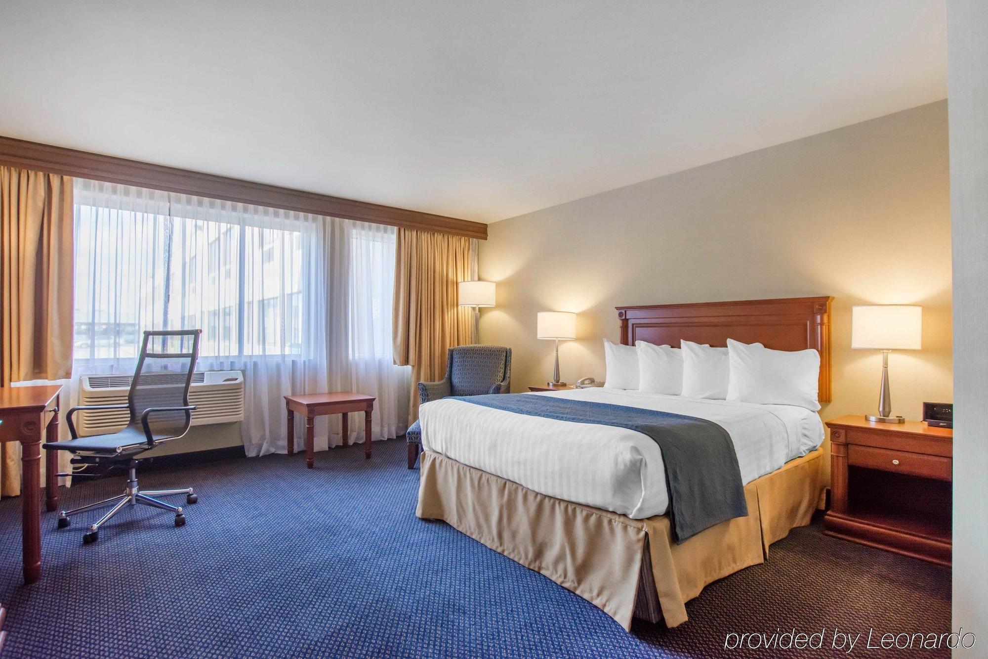 Quality Inn & Suites Brossard Buitenkant foto