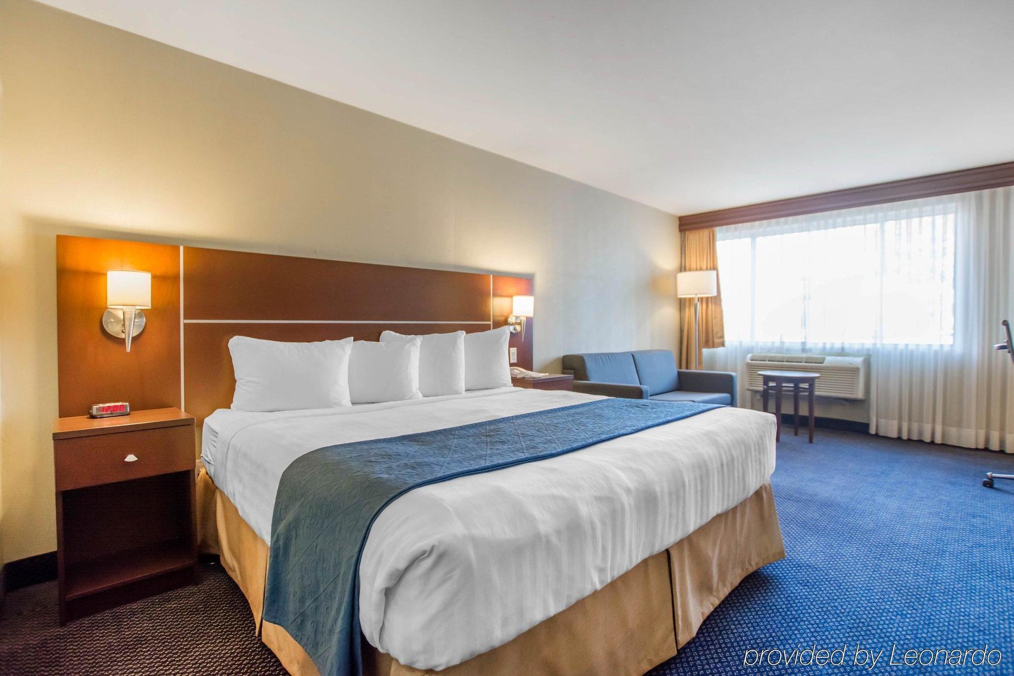 Quality Inn & Suites Brossard Buitenkant foto