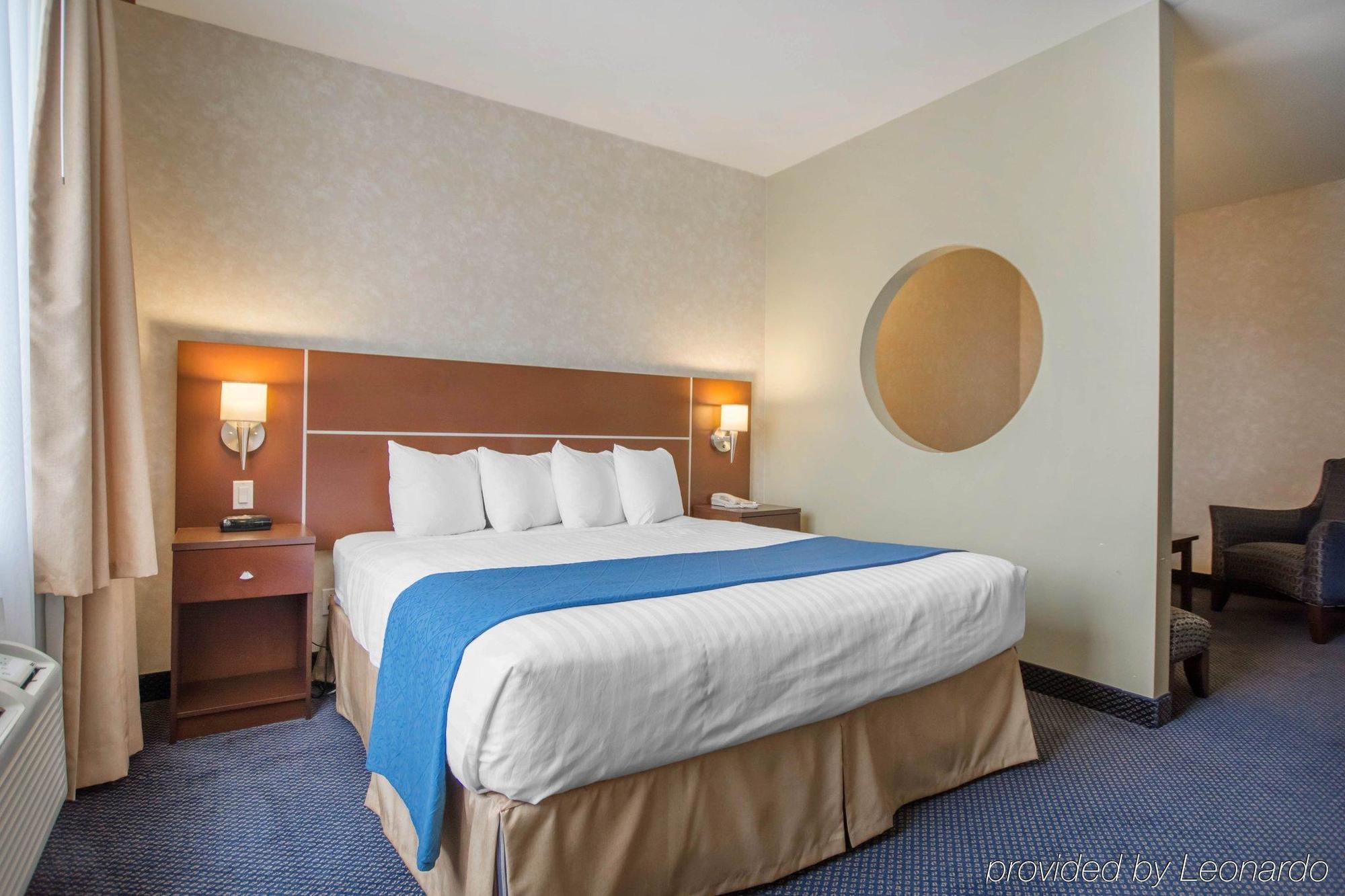 Quality Inn & Suites Brossard Buitenkant foto