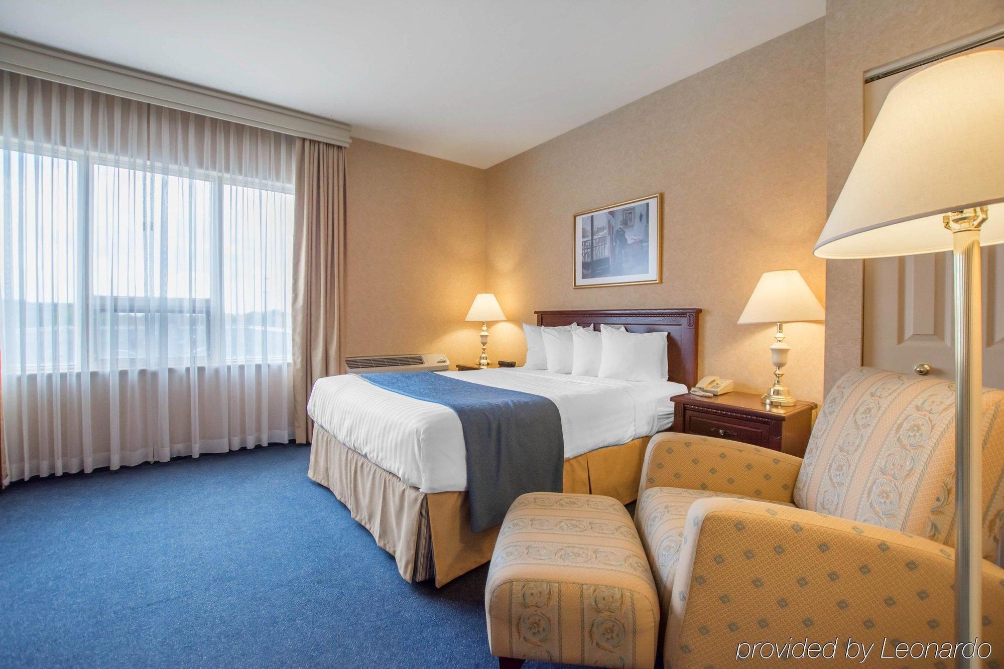 Quality Inn & Suites Brossard Buitenkant foto