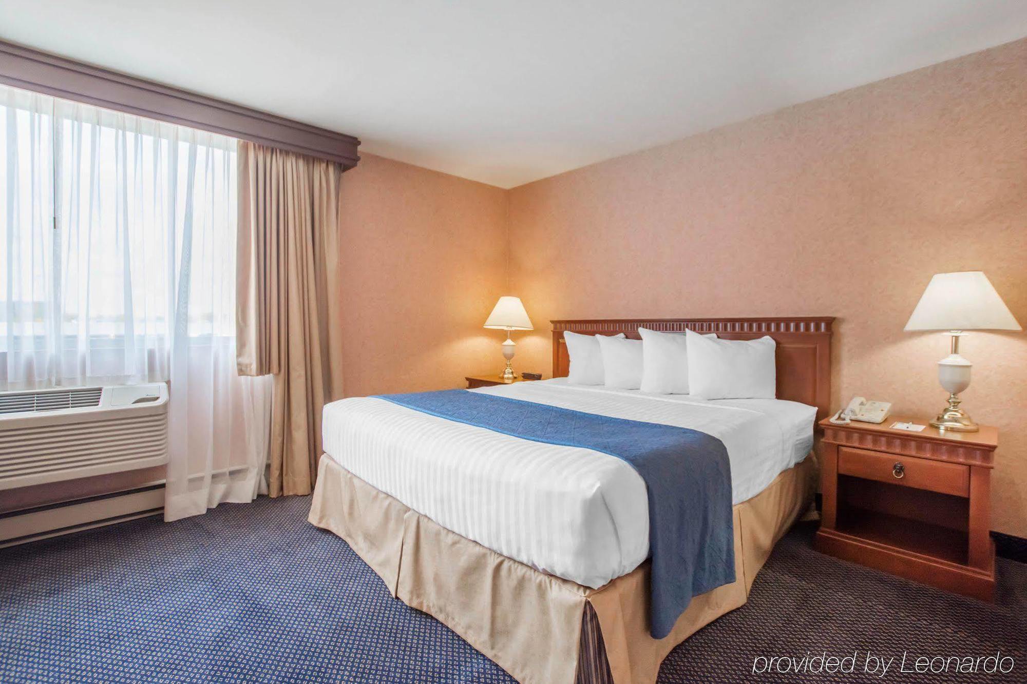 Quality Inn & Suites Brossard Buitenkant foto