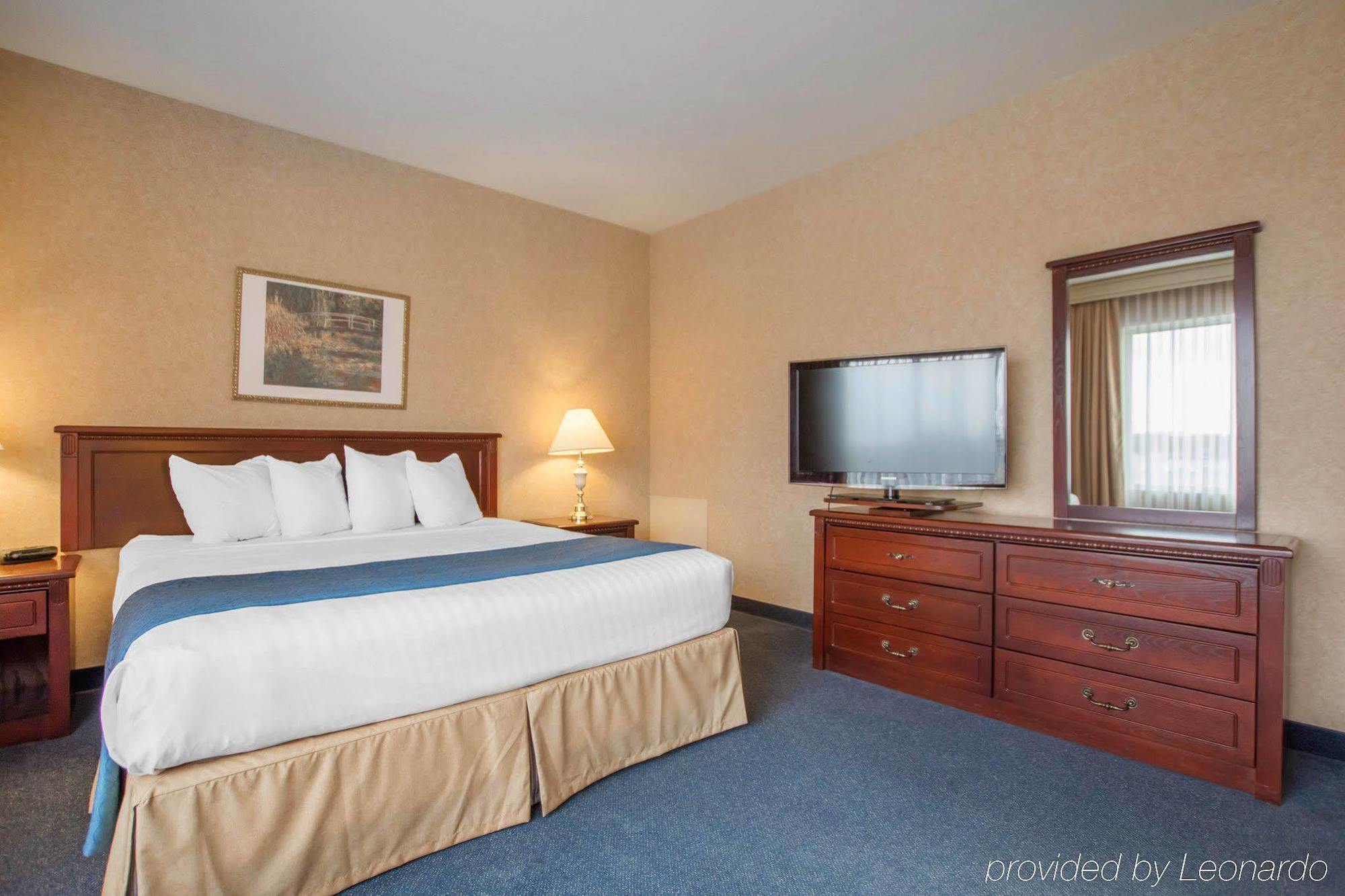 Quality Inn & Suites Brossard Buitenkant foto