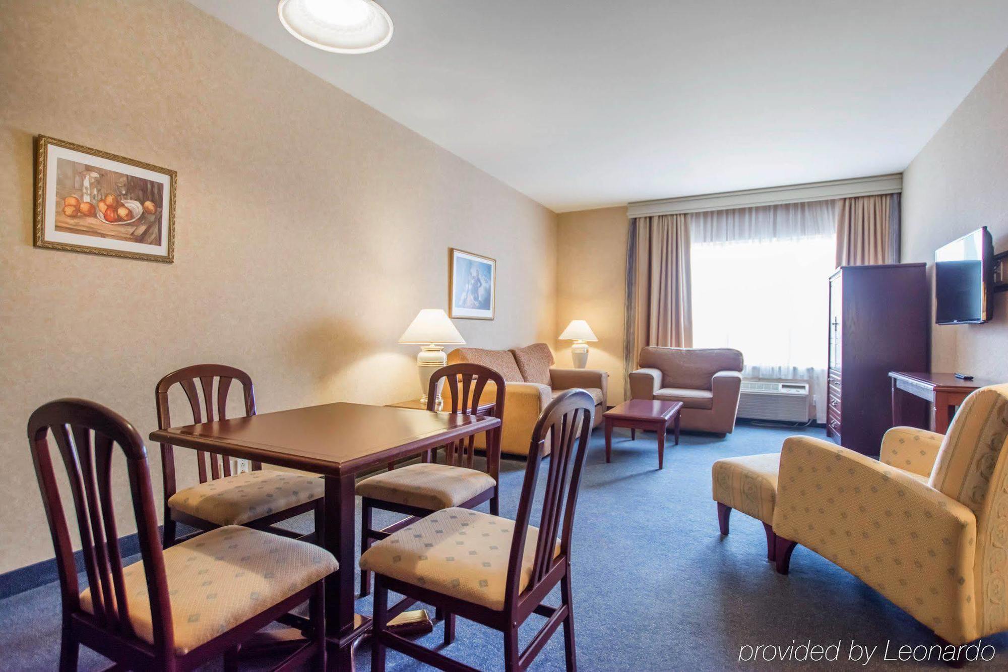 Quality Inn & Suites Brossard Buitenkant foto